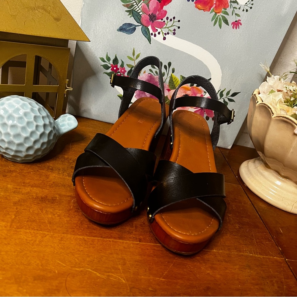 Cushionaire Black Platform Sandals
Women’s Size 6.5